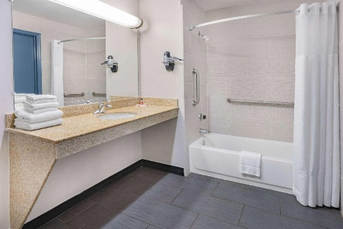 Days Inn by Wyndham Raleigh Glenwood-Crabtree image 11