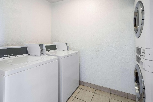 Days Inn by Wyndham Raleigh Glenwood-Crabtree image 4