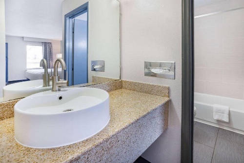Days Inn by Wyndham Raleigh Glenwood-Crabtree image 7